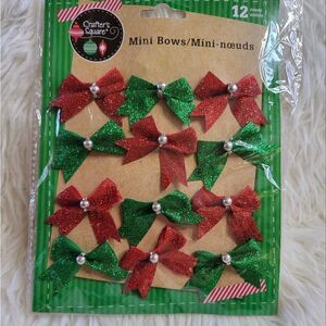 Nwt Crafters Square pack of 12 red & green mini bows